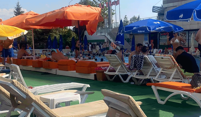 Eskişehir’de sıcaktan bunalan vatandaşlar havuzlara akın etti