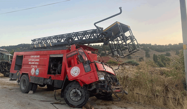 Eskişehir'de yangından dönen itfaiye aracı eve çarptı: 3 itfaiye eri yaralı
