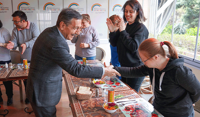 Gökkuşağı kafe 15 yıldır hayatlara dokunuyor