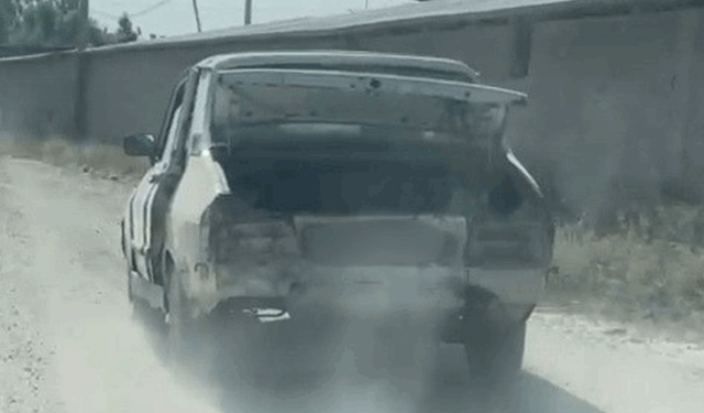 Gövdesi dökülürken motoru çalışan araç ilginç görüntü oluşturdu