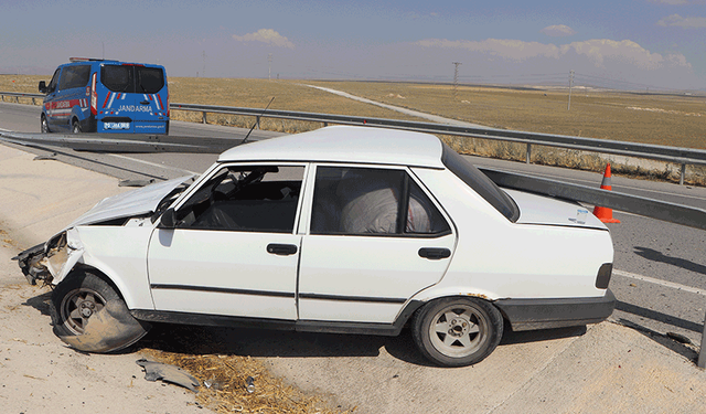 Karaman'da otomobil bariyerlere çarptı: 1 yaralı