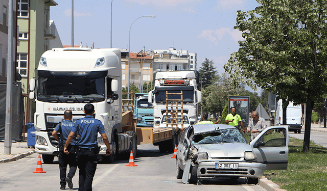 Karaman'da otomobil tıra çarptı: 1’i ağır 3 yaralı