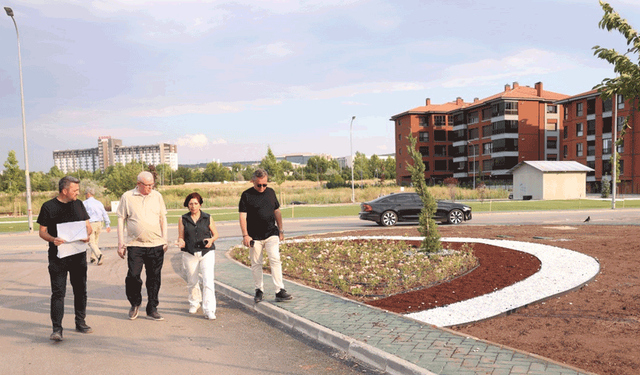 Kızılyer’de park yapımı ve peyzaj çalışmaları sürüyor