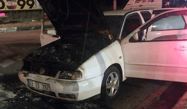 Kütahya'da otomobil seyir halindeyken alev aldı