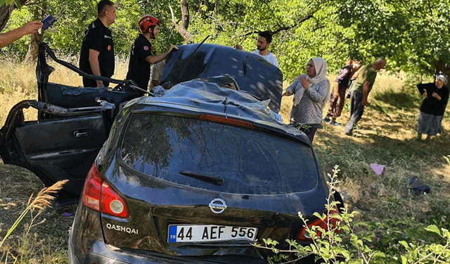 Malataya'da otomobil şarampole devrildi