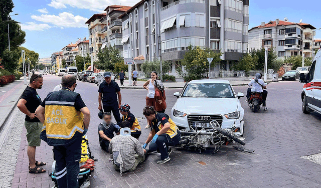 Manisa'da otomobil ile motosiklet çarpıştı: 2 yaralı