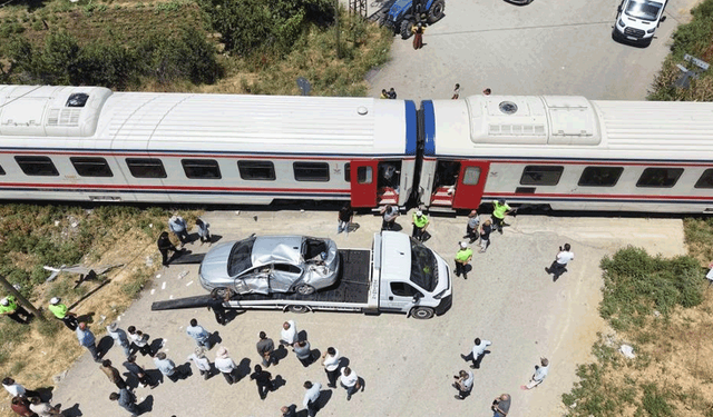 Muş'ta tren ile  otomobile çarptı: 3 yaralı