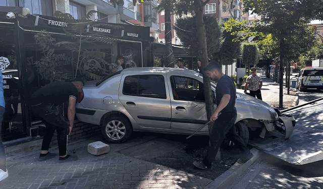 Niğde'de kontrolden çıkan otomobil iş yerine daldı