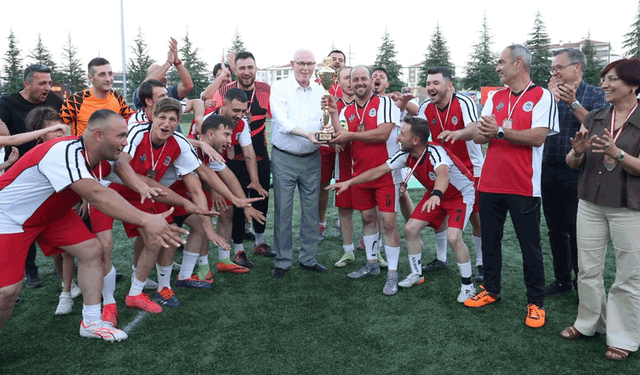Odunpazarı Belediyesi’nin futbol turnuvasında dostluk kazandı, kupayı Başkan Kazım Kurt verdi