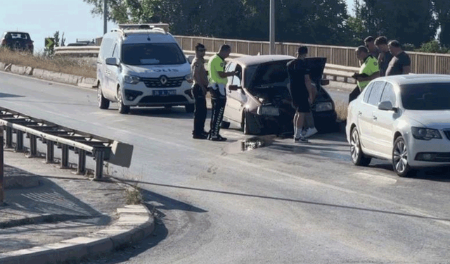 Otomobil refüje çıktı, yola dökülen yağ trafiği tehlikeye düşürdü