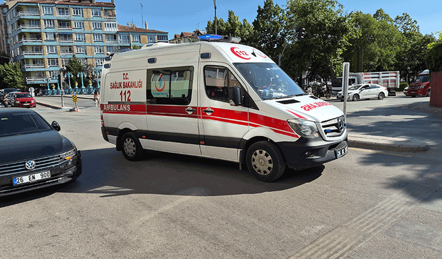 Otomobille çarpışan motosikletli trafik zabıtası hastaneye kaldırıldı
