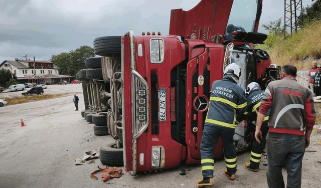 Tokat'ta hakimiyetini kaybeden sürücü kaza yaptı: 3 yaralı