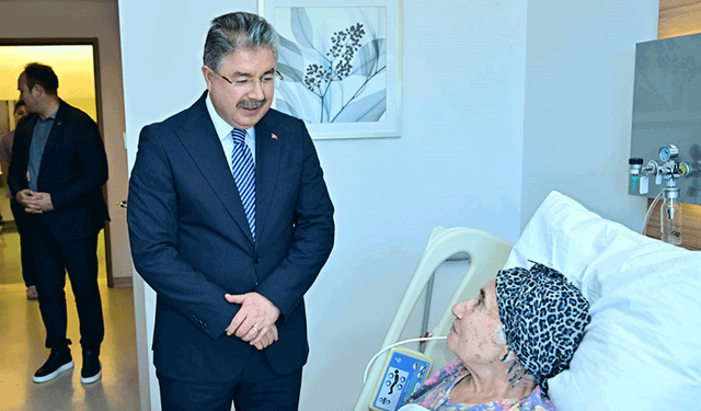 Vali Yılmaz'dan şehit annesine hastanede ziyaret