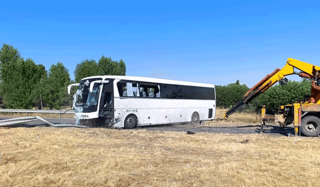 Afyon'da  devrilen otobüste yaralanan 22 kişinin tedavileri devam ediyor