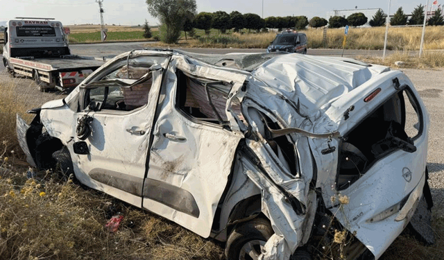 Afyon'da hafif ticari araç takla attı: 1 ölü, 2 yaralı