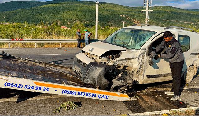 Afyon'da hafif ticari araçlar çarpıştı: 1 ölü, 4 yaralı
