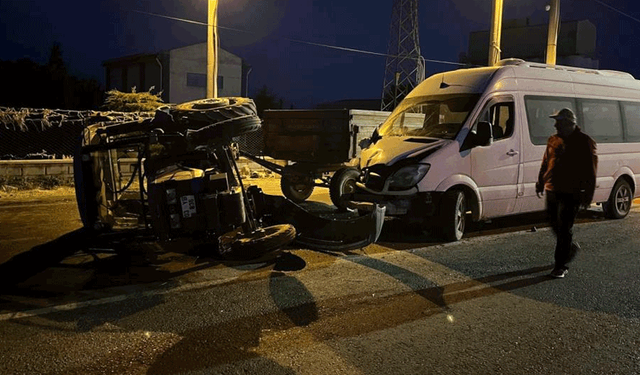 Afyon'da minibüsle traktör çarpıştı: 6 kişi yaralandı