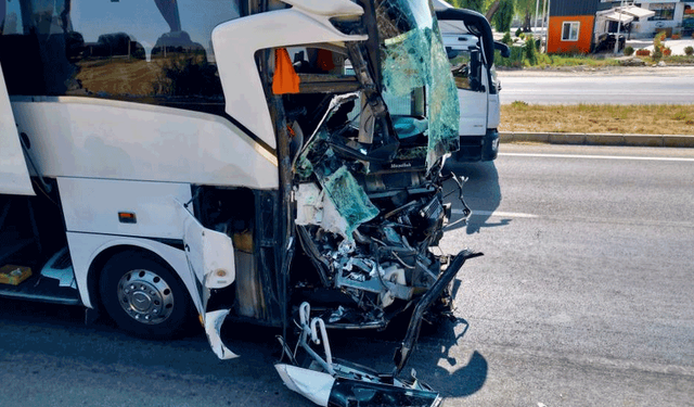 Afyon'da  yolcu otobüsünün çarptığı kamyonet sürücüsü hayatını kaybetti, 15 kişi de yaralandı