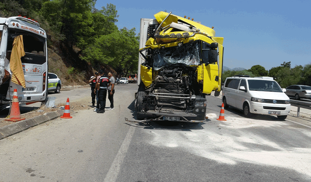 Antalya'da yolcu indirmek için duran midibüse tır arkadan çarptı: 11 yaralı