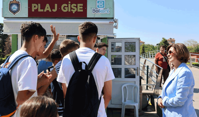 Başkan Ünlüce, Kentpark Yapay Plajı'nda vatandaşlarla buluştu