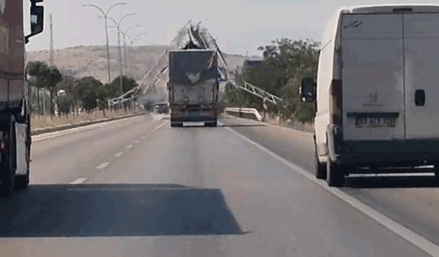 Bilecik'te  damperi açık unutulan kamyon yön levhasını yıktı