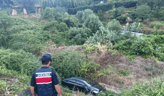 Bilecik'te otomobil dere yatağına uçtu