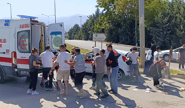 Bursa'da otomobile çarpan motosiklet sürücüsü ağır yaralandı