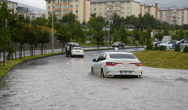 Erzurum'da yağış trafiği felç etti