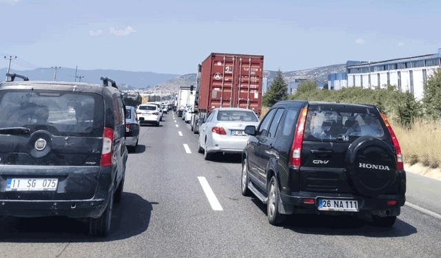 Eskişehir-Bozüyük yolundaki çalışma uzun araç kuyrukları oluşturdu