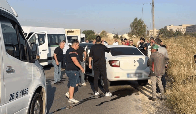 Eskişehir'de 2 araç kafa kafaya çarpıştı, trafik durma noktasına geldi