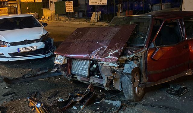 Eskişehir'de 2 otomobil kafa kafaya çarpıştı