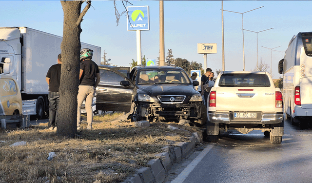 Eskişehir'de pikap ile çarpışan otomobil refüje çıktı
