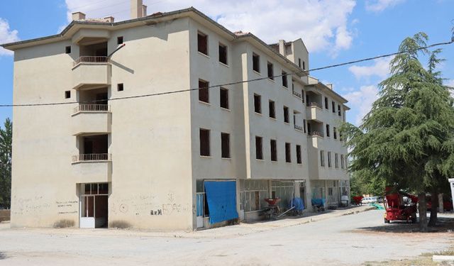 Eskişehir’de terk edilen eski belediye binası çocuklar için tehlike saçıyor