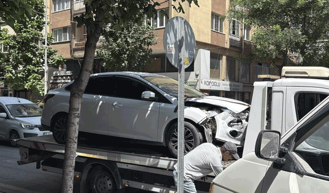 Eskişehir’de U dönüşü yapan otomobile başka bir otomobile çarptı