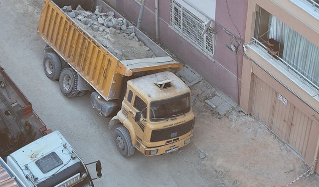 Eskişehir'de yol çöktü, kamyon çukura düştü