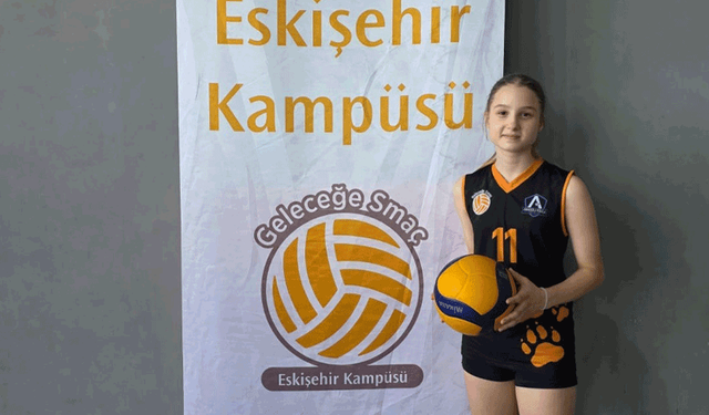 Eskişehir'in 11 yaşındaki yeteneği voleybol devi Eczacıbaşı'na transfer oldu