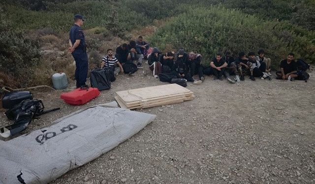 İzmir'de 16 düzensiz göçmen yakalandı