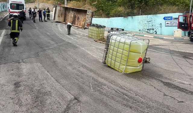 Kocaeli'de çamaşır suyu tanklarını taşıyan kamyon devrildi: 1 yaralı