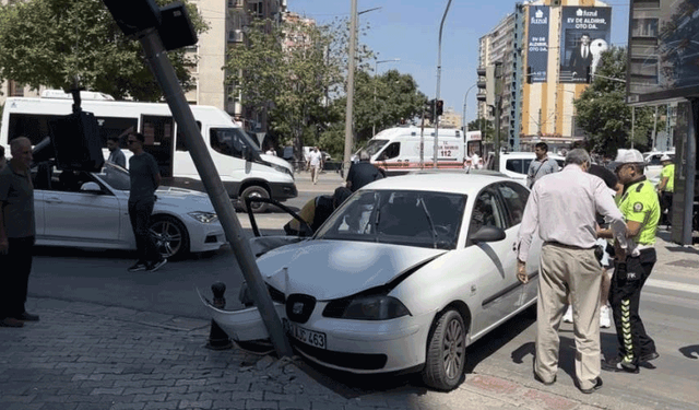 Konya'da otomobil ile kamyonet çarpıştı: 1'i çocuk 6 yaralı