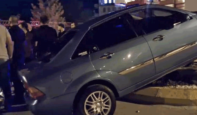 Kütahya Hisarcık'ta otomobil orta refüje çıktı: Sürücü yaralandı