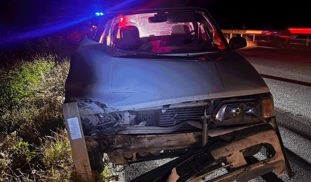 Kütahya'da bariyerlere çarpan otomobilin sürücüsü yaralandı