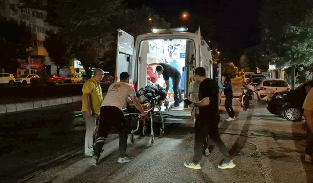 Refüj sulaması sebebiyle ıslanan yolda motosikleti devrilen kurye yaralandı