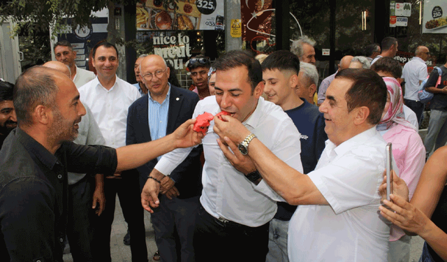 Rozet töreni bitti, karpuz siyaseti başladı! YENİ Parti önünde dikkat çeken anlar!