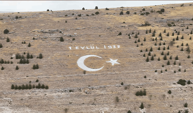 Seyitgazi Avdar bayırındaki dev ay yıldız için bakım ve boyama çalışması