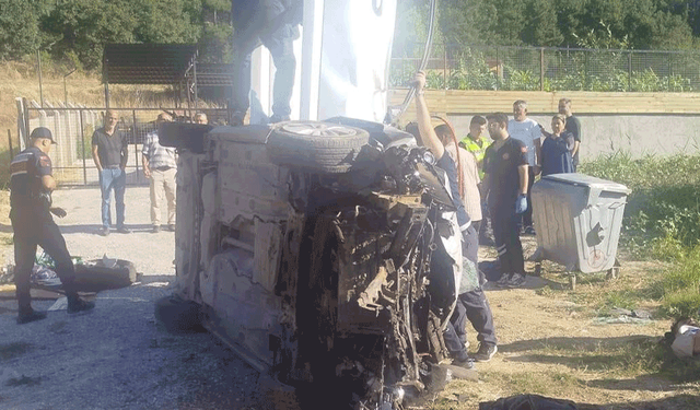 Uşak'ta otomobil karşı şeride geçip devrildi: 1 ölü, 3 yaralı