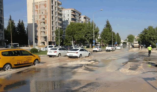 Adıyaman'da patlayan ana su hattı yolu kullanılamaz hale getirdi
