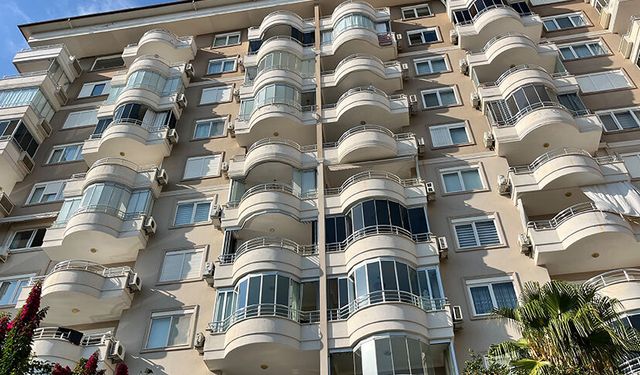 Antalya'da daireden gelen duman ekipleri alarma geçirdi