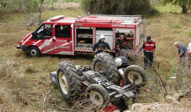 Antalya'da devrilen traktörün altında kalan edebiyat öğretmeni hayatını kaybetti