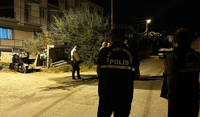 ASKİ kamyonunun damperi köprüde takılı kaldı