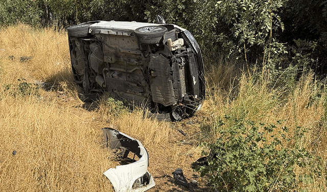 Diyarbakır'da virajı alamayan sürücünün otomobili devrildi